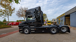 20251019-Tom-Holding-00484